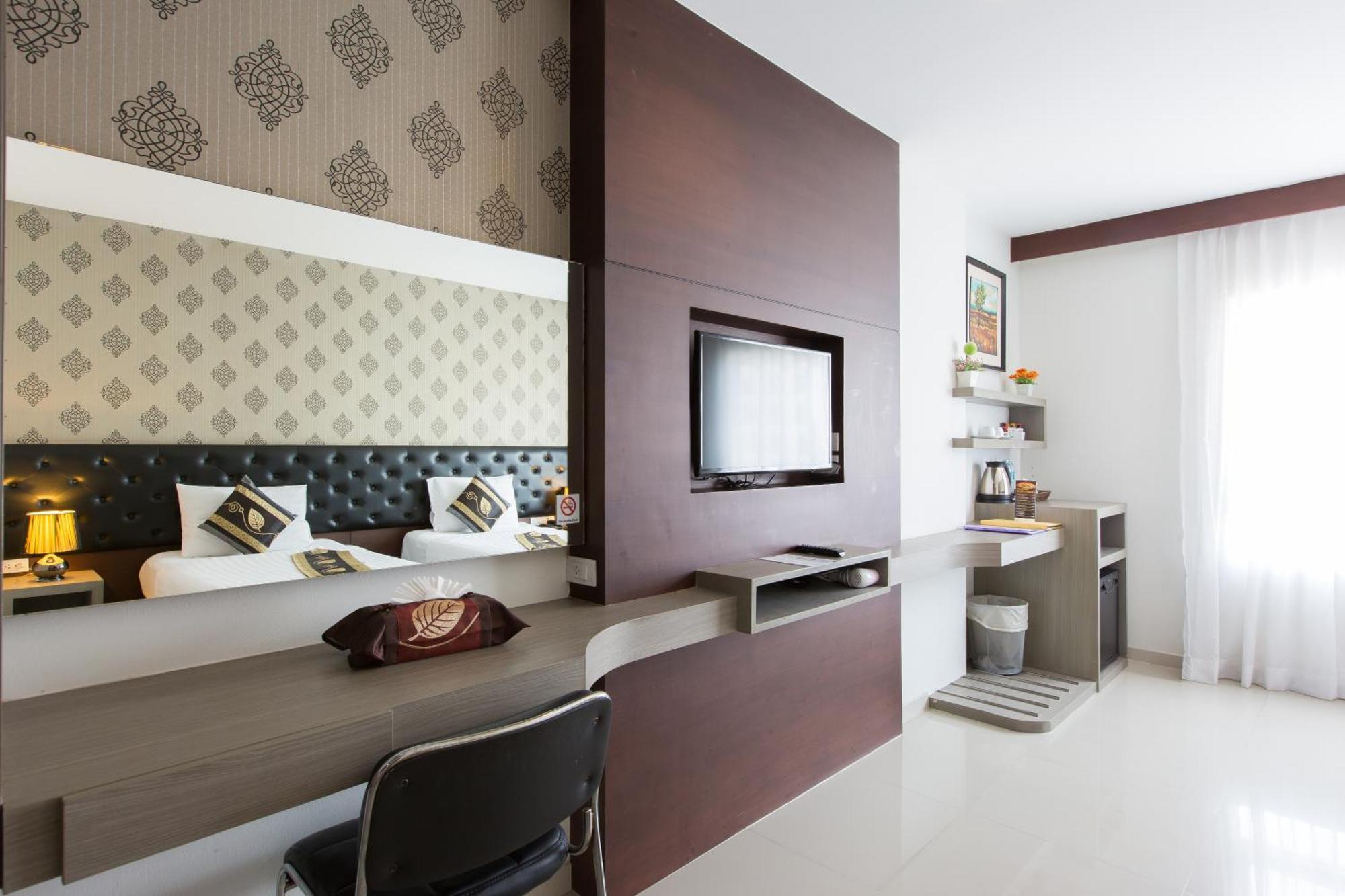 Hemingways Silk Hotel Patong Exterior photo