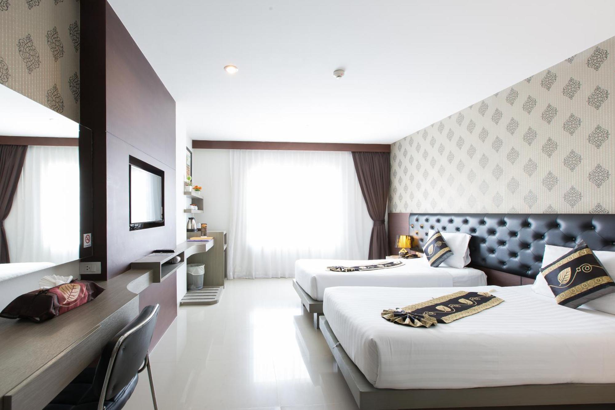 Hemingways Silk Hotel Patong Exterior photo
